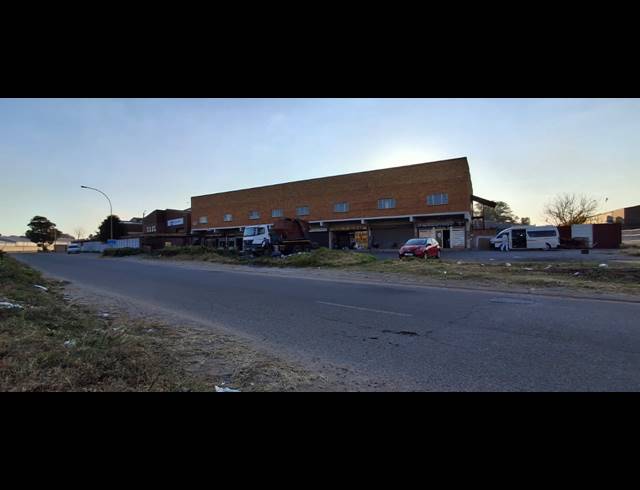 1,265M² BUILDING FOR SALE IN APEX